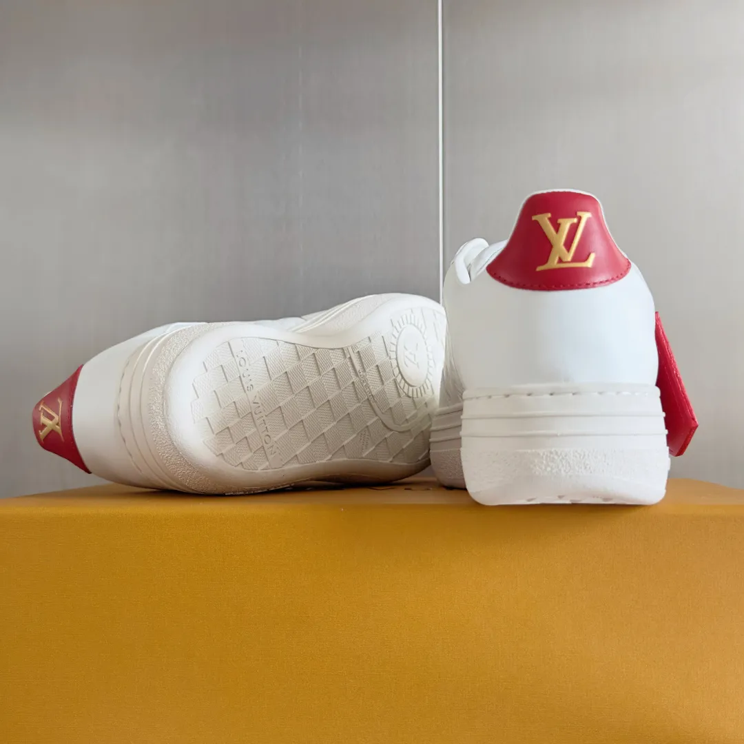 👟👟Ex-factory price 740👟👟 Top version LV Louis Vuitton L House Donkey Brand Stadium Series Casual Sports Shoes White Shoes Dexun Shoes Original purchase, development and production LV Stadium sports shoes are soft cow leather partially embossed with Monogram patterns, reproducing the retro design trend. Monogram canvas trim and toe perforations bring together exquisite details, the tongue is decorated with LV letter label, and the outsole depicts the Louis Vuitton logo. Exquisitely packaged at the delivery counter🛍📦 ▪️ Fabric: Original imported first-layer cowhide ▪️ Lining: Original imported soft sheepskin lining ▪️ Sole: Original open-molded non-slip rubber outsole ▪️ Bottom thickness: 3CM ▪️ Size: Women's 35-41